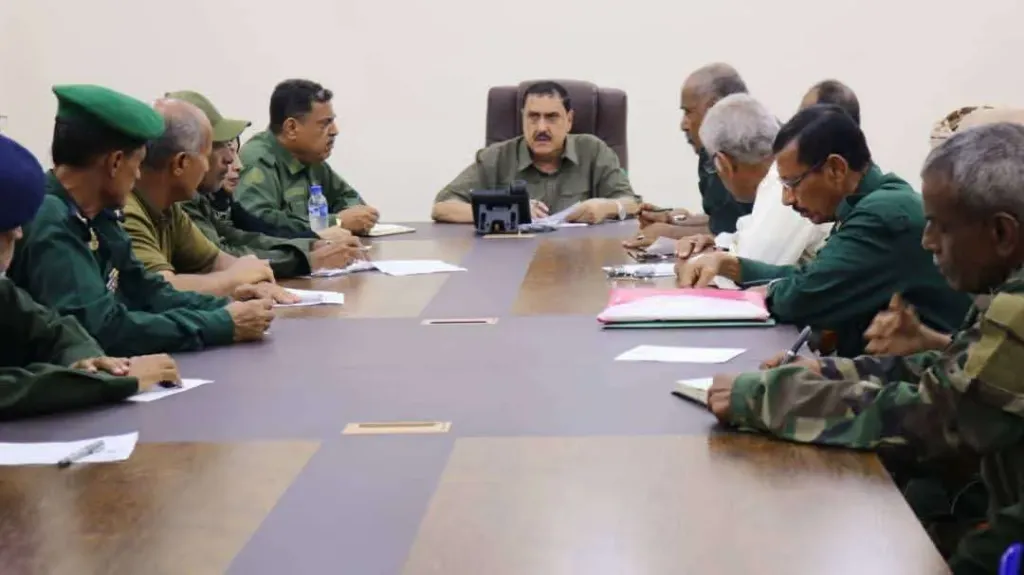 مدير أمن العاصمة عدن يترأس اجتماعًا أمنيًا موسّعًا لتعزيز الانضباط وتطوير الأداء الأمني